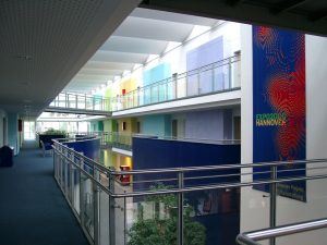 Modern und offen gestaltetes Treppenhaus mit Werbebanner für die Expo 2000