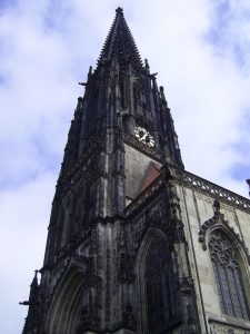 Blick von unten an reichverzierten gotischen einem Kirchturm empor