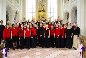 Gruppenfoto des Chors in Konzerkleidung in Altarraum