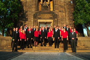 Gruppenfoto des Chors in der Abendsonne vor Kirchenportal