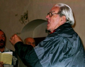 Chorleiter Hans-Joachim Ludwig singt und dirigiert